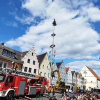 2023-04-30_maibaumaufstellen_ff-kem_1.jpg