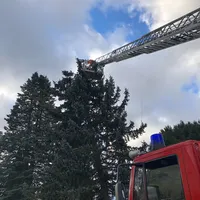 2022-02-19_kem_anzensteinstrasse_baum-droht-zu-fallen_ff-kem_4.jpg