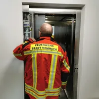 2022-11-09_kemnath_berndorferstr_aufzug-offnen_ff-kem_3.jpg