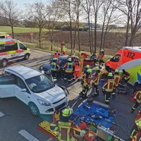 2022-04-19_kemnath_verkehrsunfall_ponnathkreuzung_1.jpg