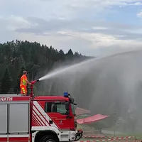 2023-06_symbolbild_sonsthilfeleistung_hopfau_ff-kem_tlf_spielplatz.jpg